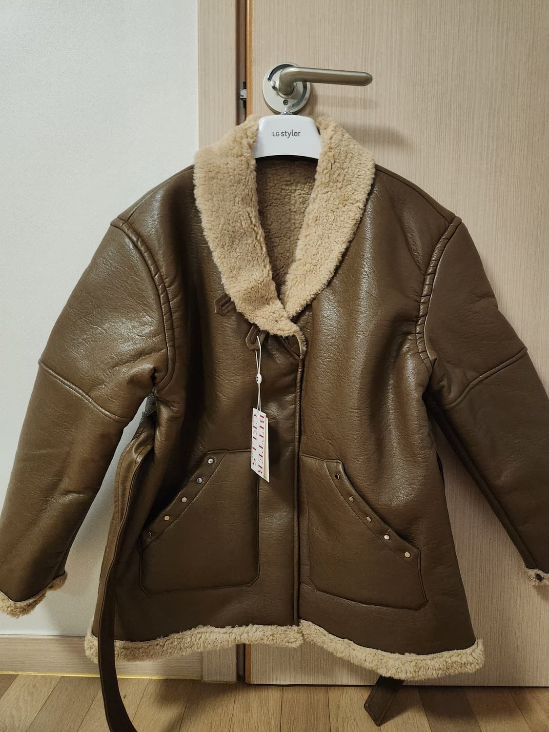 비터셀즈 무스탕 새상품 프리사이즈
택있음  상품이미지1