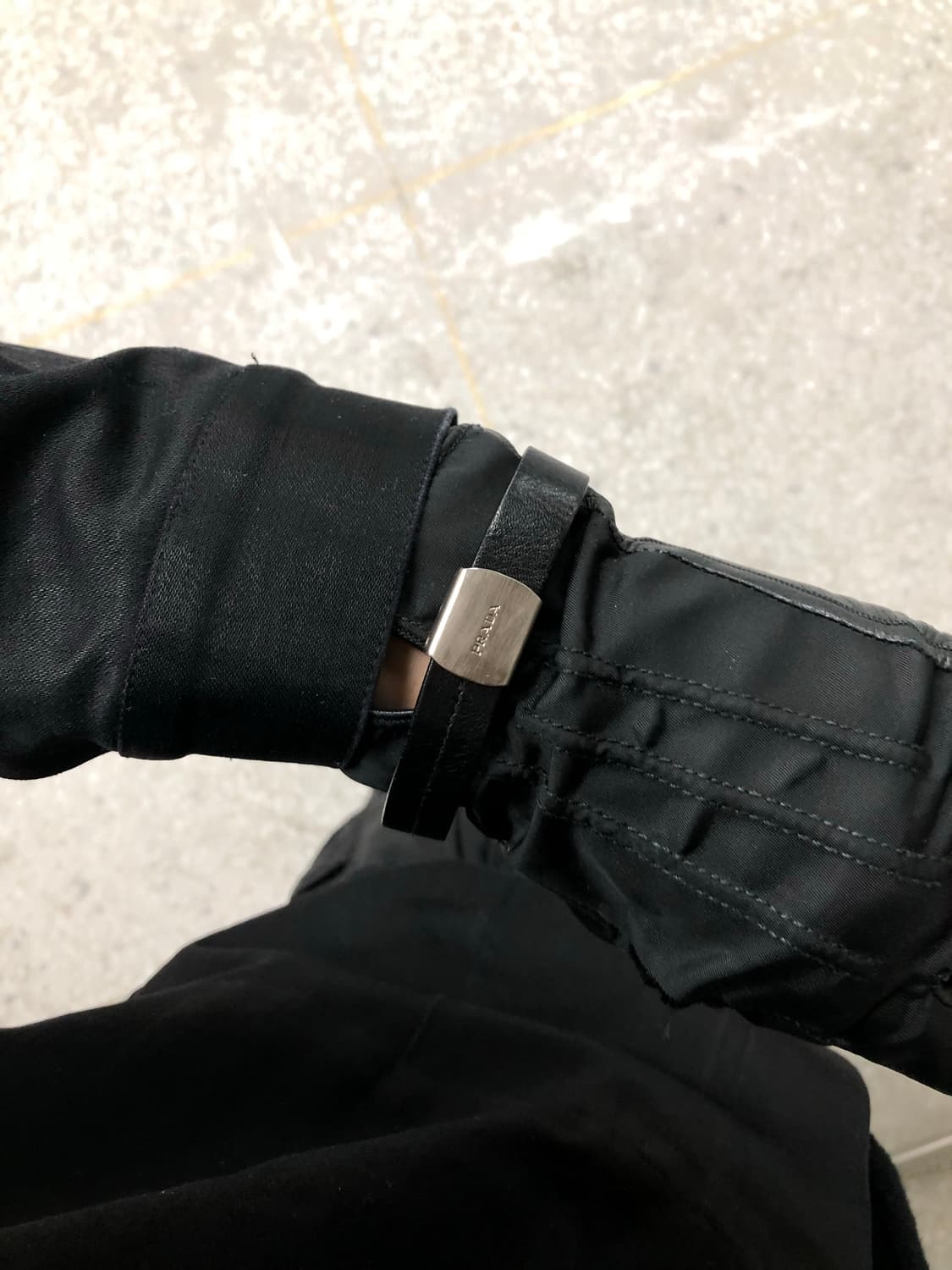 프라다 레더 스트랩 포코노 글러브 상품이미지1