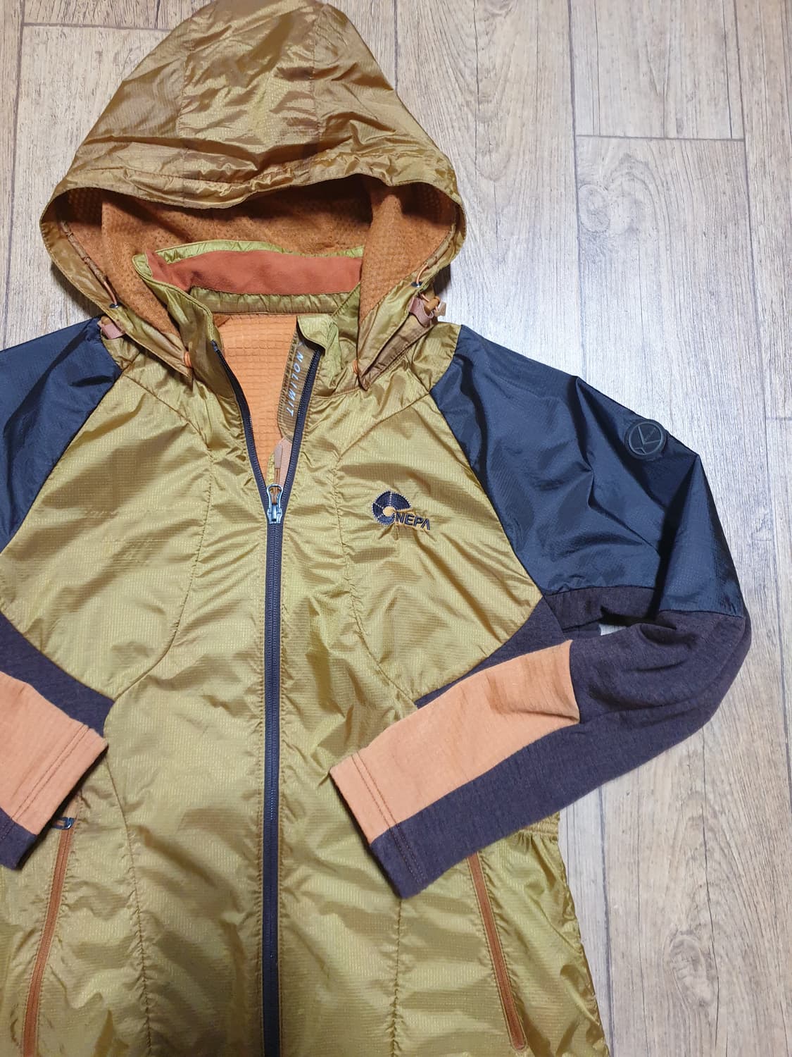 1140 네파 아웃도어 바람막이 95 사이즈입니다 상품이미지3