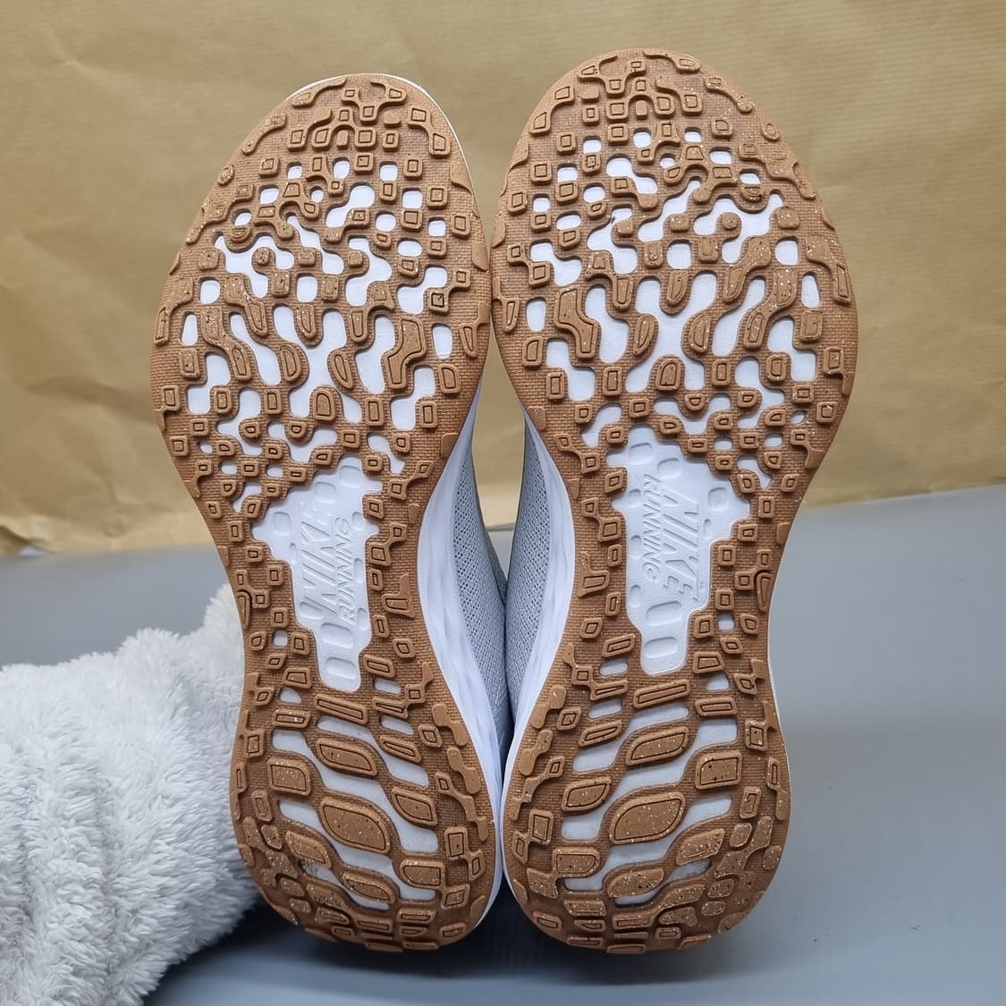 나이키 레볼루션6 여성운동화240  상품이미지3