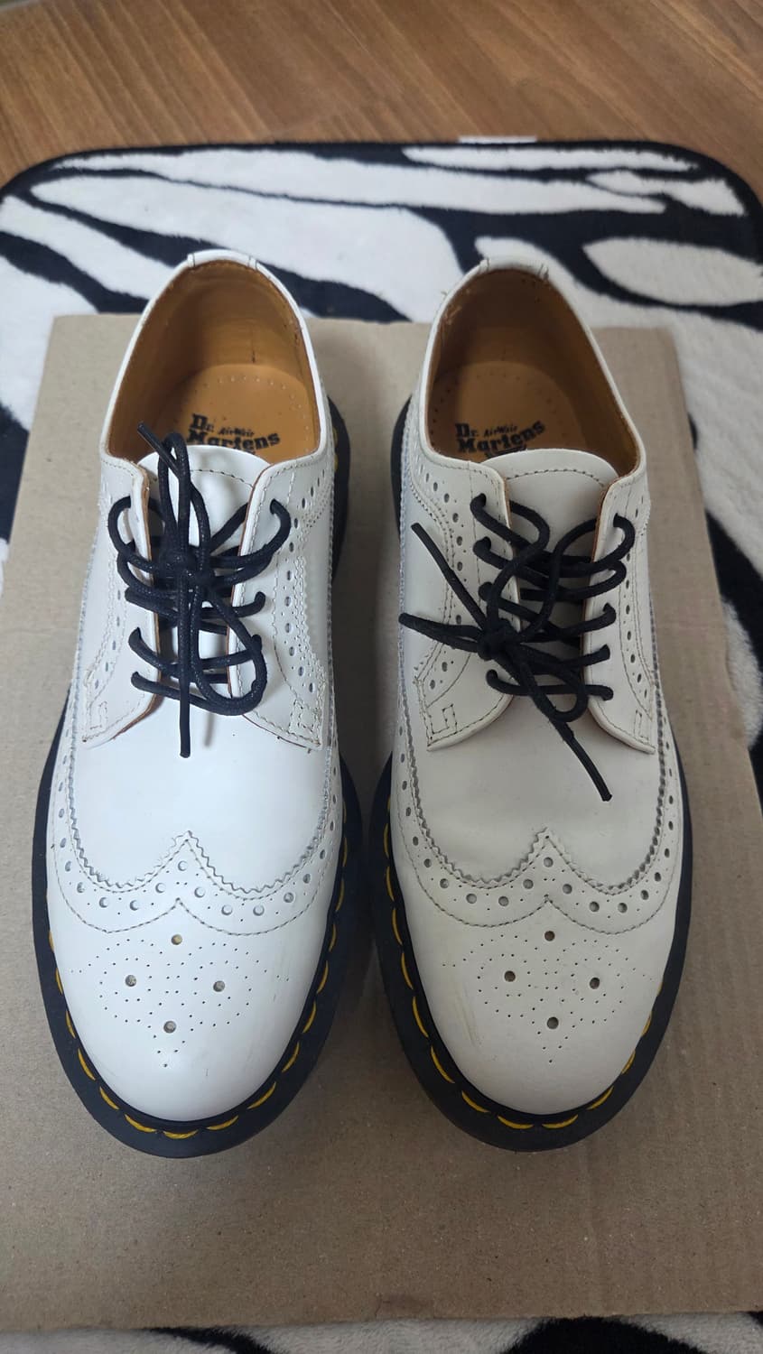 닥터마틴 윙팁 레더 화이트. 상품이미지3