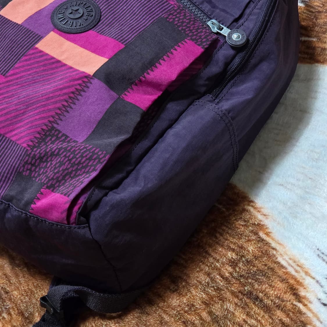 키플링 딥퍼플 패치워크패턴 백팩 상품이미지3