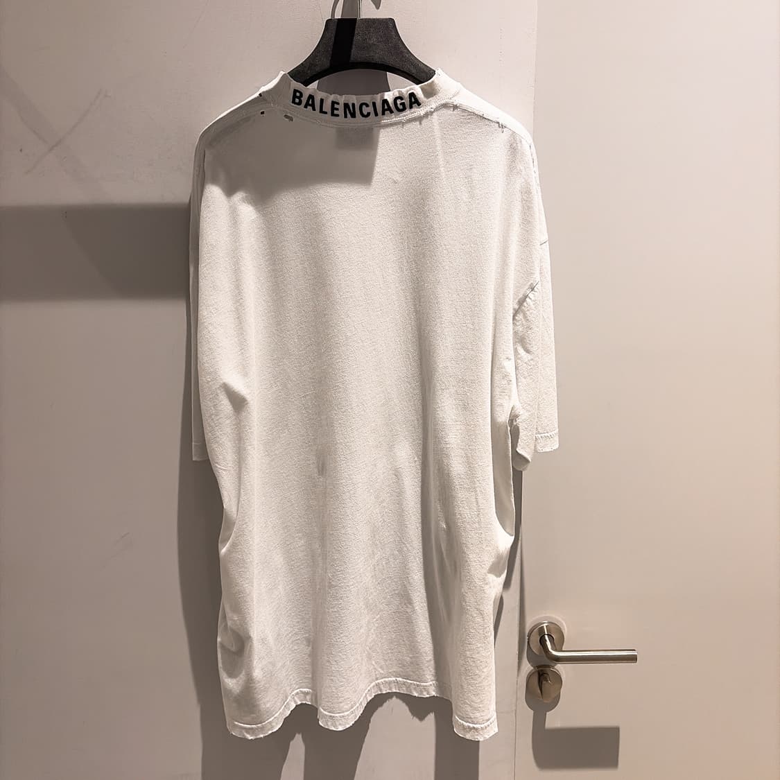 (정품/새상품) 발렌시아가 공용 화이트 디스트레스드 미디움 핏 티셔츠 상품이미지4