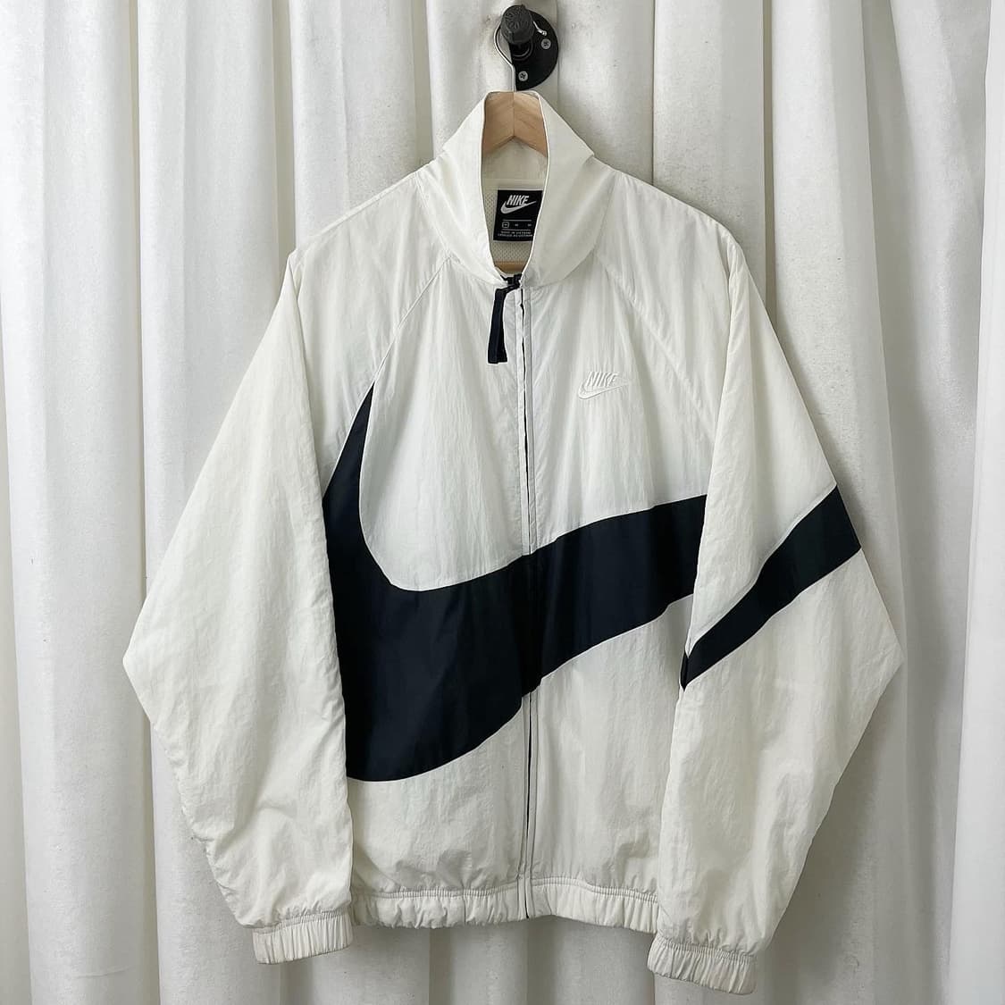 나이키 화이트 블랙 빅스우시 윈드브레이커 상품이미지1