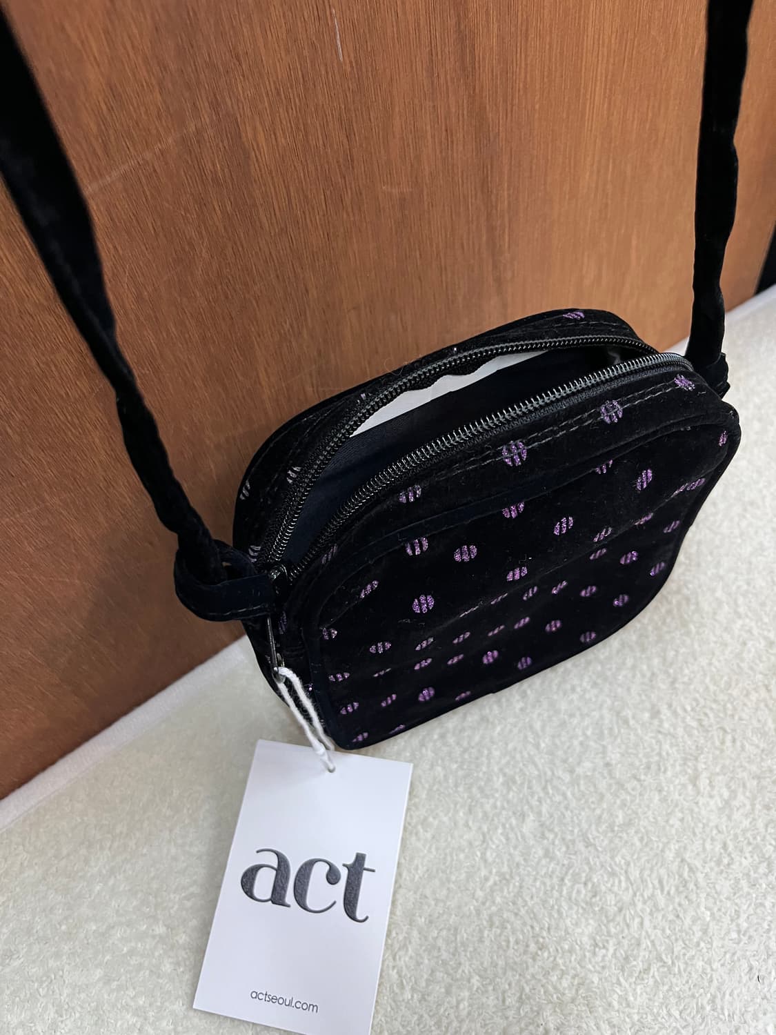 도트 패턴 벨벳 미니백  상품이미지1