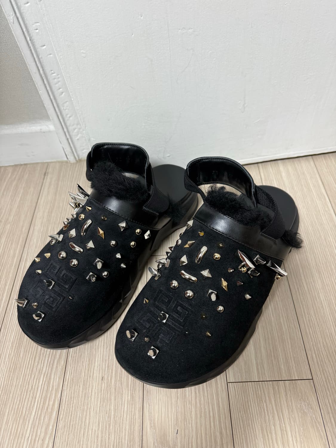 GIVENCHY 마쉬멜로우 스터드 장식 스웨이드 블랙 뮬 상품이미지2