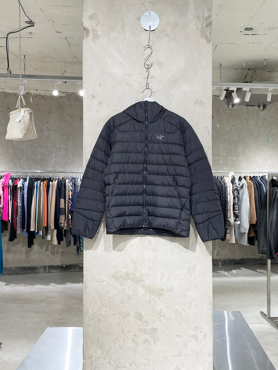 아크테릭스 블랙 토륨 구스다운 경량 자켓 상품이미지1