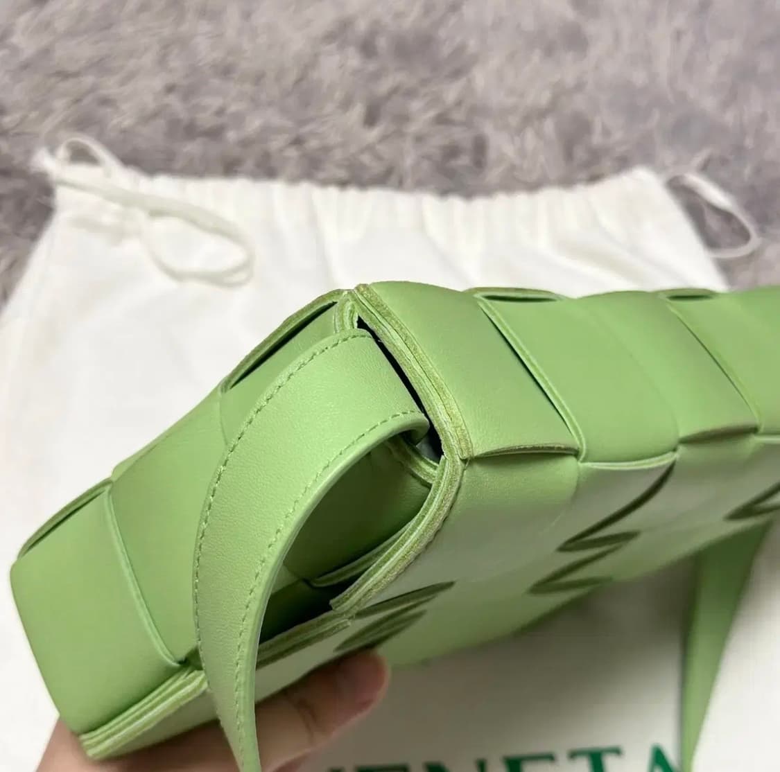 [풀구성] 보테가베네타 램스킨 카세트백 미듐 연두 상품이미지7