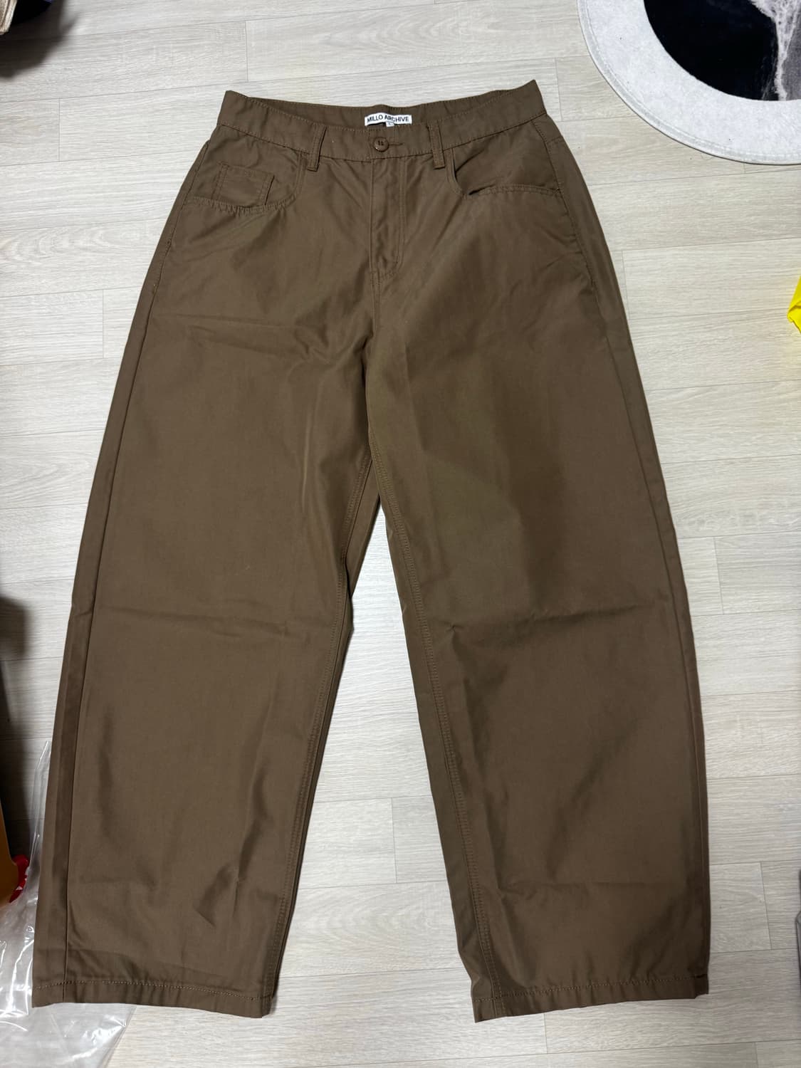 [L] 밀로아카이브 리플렉트 커브드 팬츠 브라운 상품이미지1