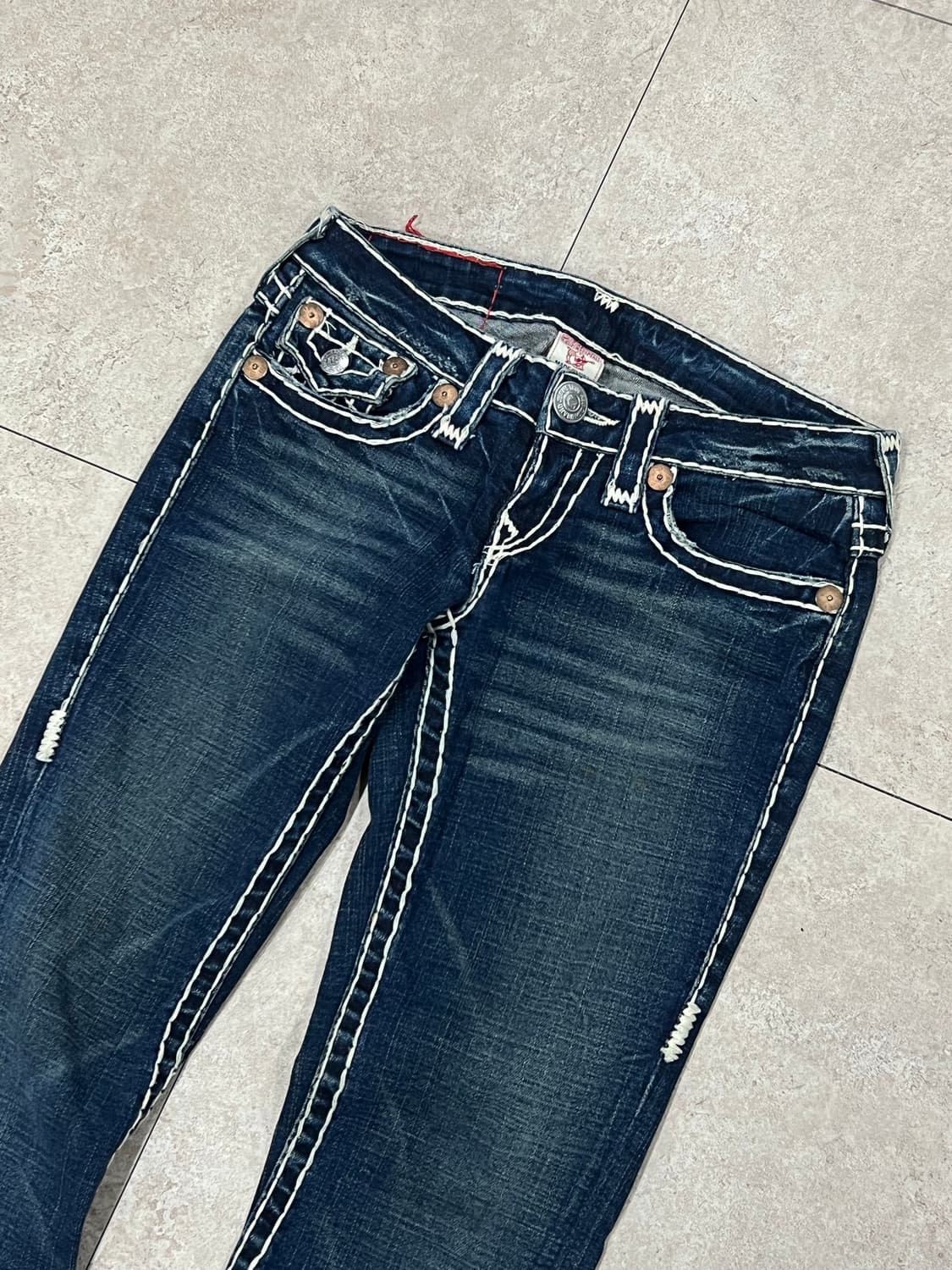 트루릴리젼 우먼스 조이슈퍼 티 화이트 스티치 부츠컷 데님 팬츠 상품이미지3