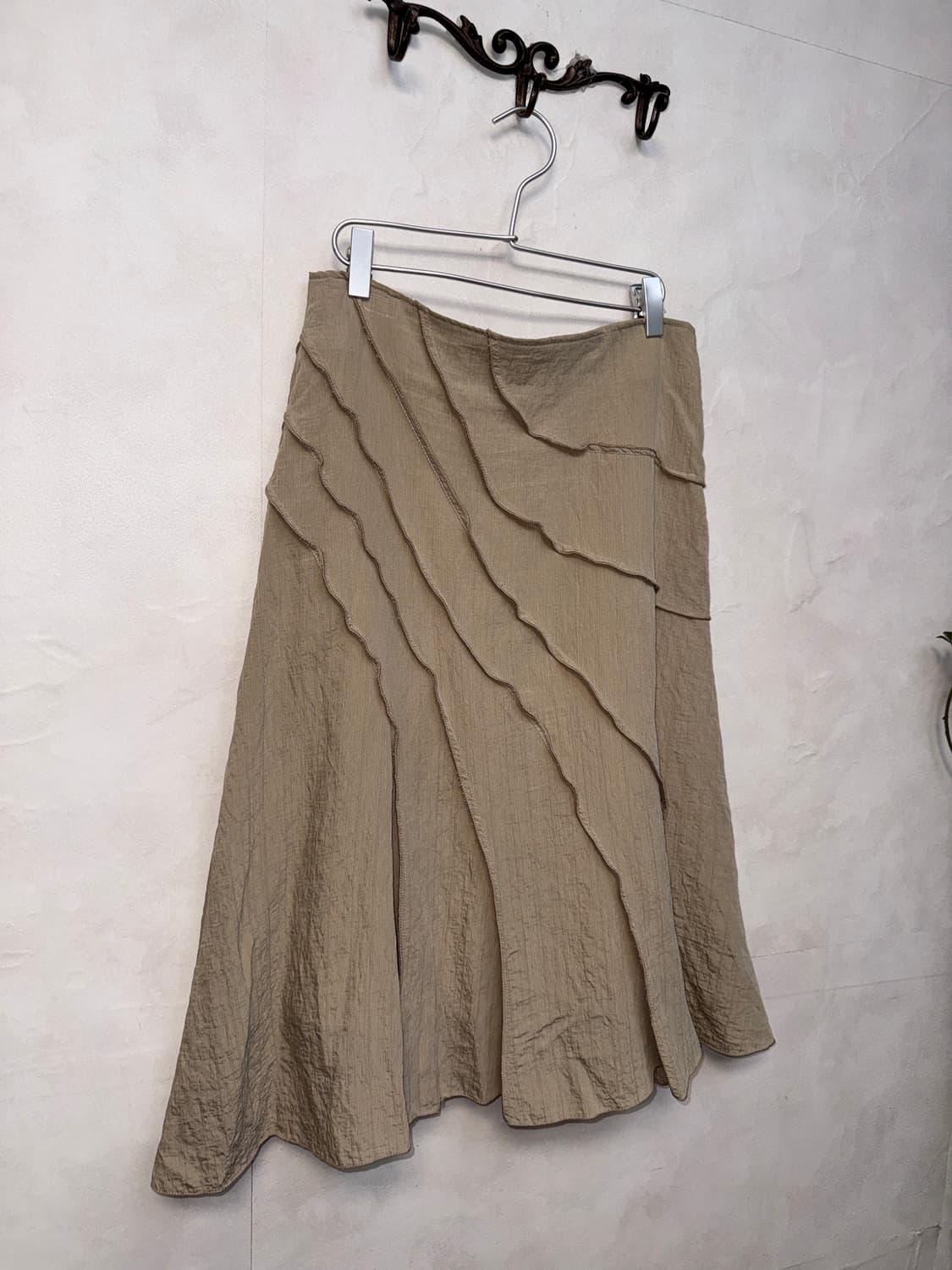 Beige unbalanced slit line midi skirt 상품이미지2