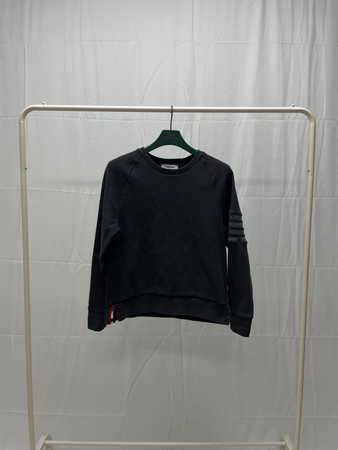 톰브라운 사선완장 래글런 와플 니트 맨투맨 차콜 [3] 상품이미지1