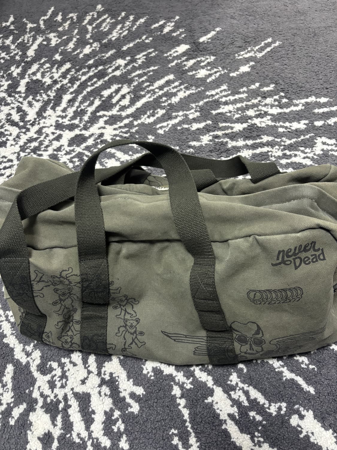 디스이즈네버댓 x 그레이트풀 데드 아이코노그래피 더플백 올리브 드랩 상품이미지3