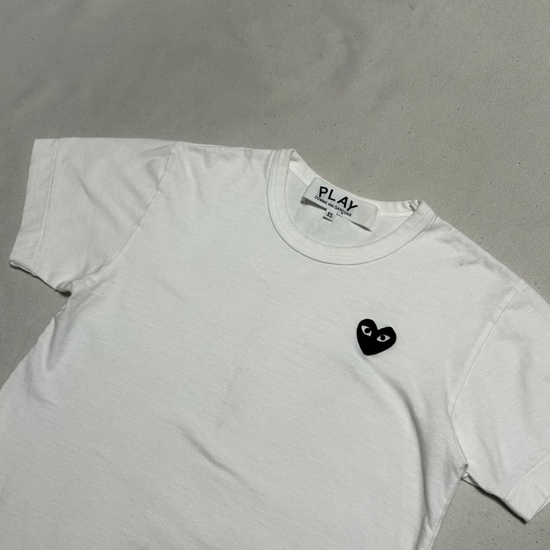 XS 꼼데가르송 여성용 블랙 하트 와펜 화이트 반팔티 상품이미지1