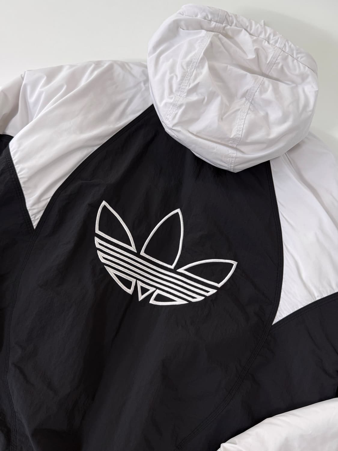 아디다스 오버핏 흰&검 아디컬러 파이어버드 후드 패딩 점퍼 상품이미지4