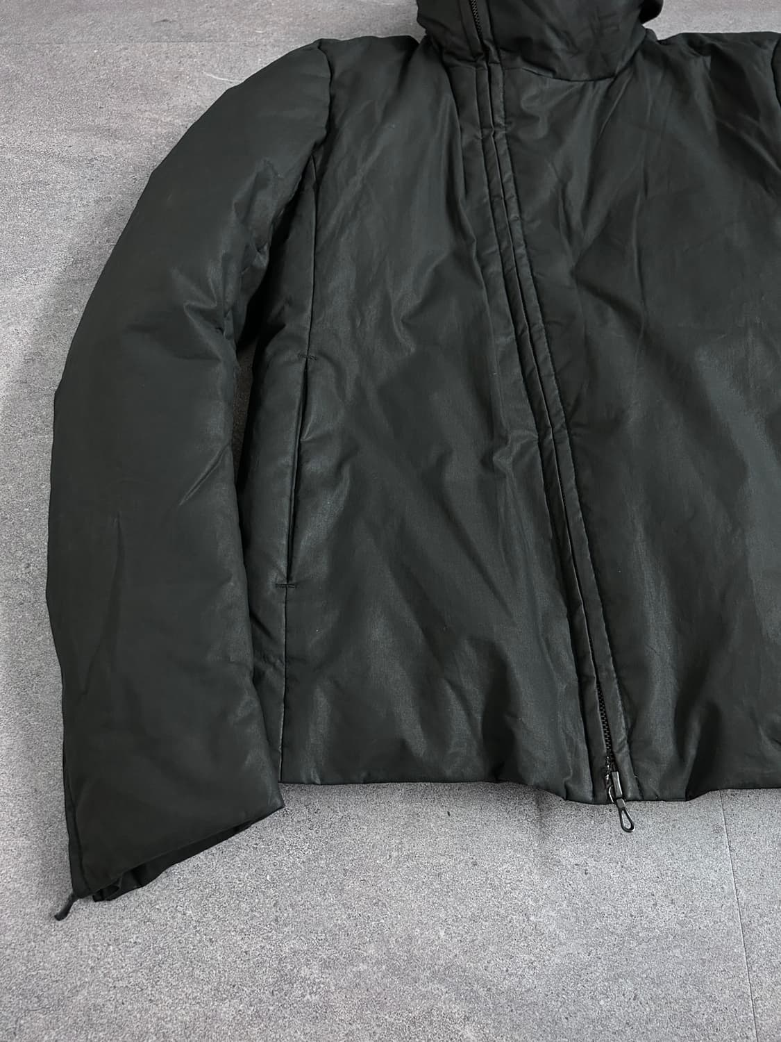 카즈유키 쿠마가이 사선 하이넥 다운 자켓 상품이미지4