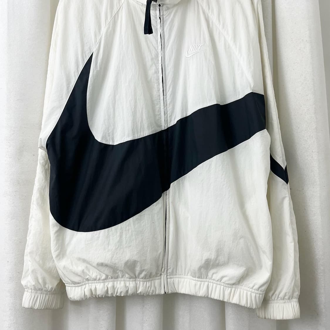 나이키 화이트 블랙 빅스우시 윈드브레이커 상품이미지3