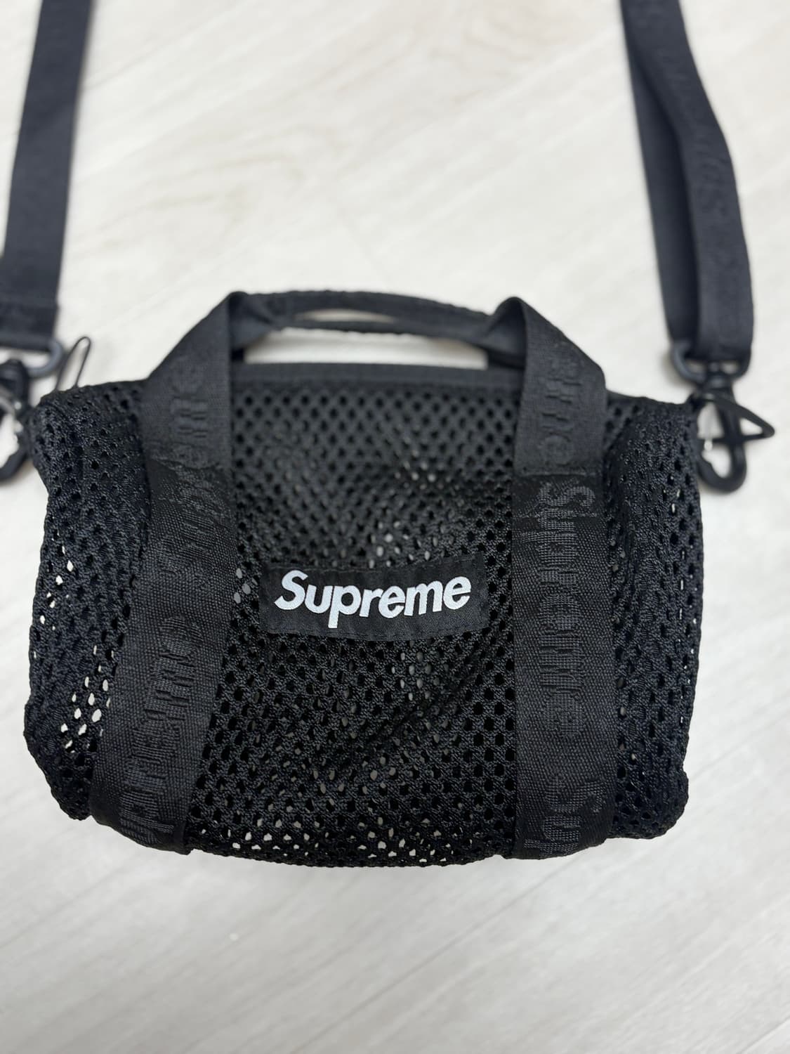 슈프림 메쉬 미니 더플백 블랙 25SS 상품이미지4