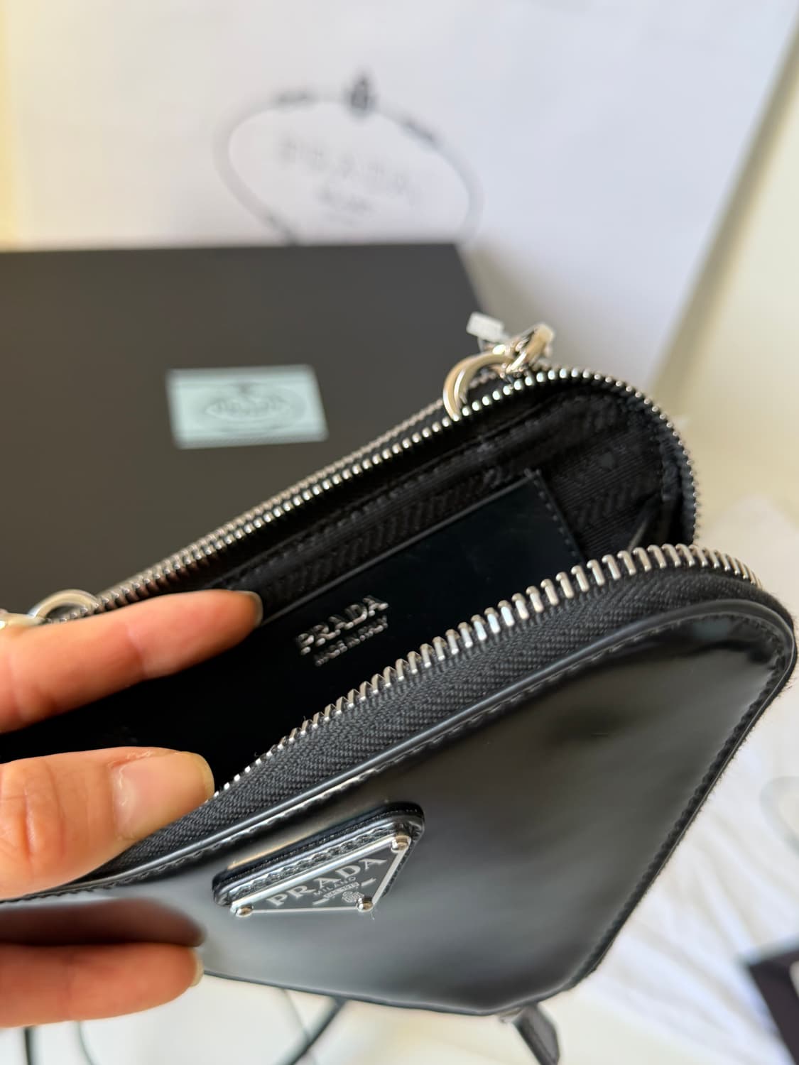 프라다 레더 트라이앵글백 미니 블랙 상품이미지8