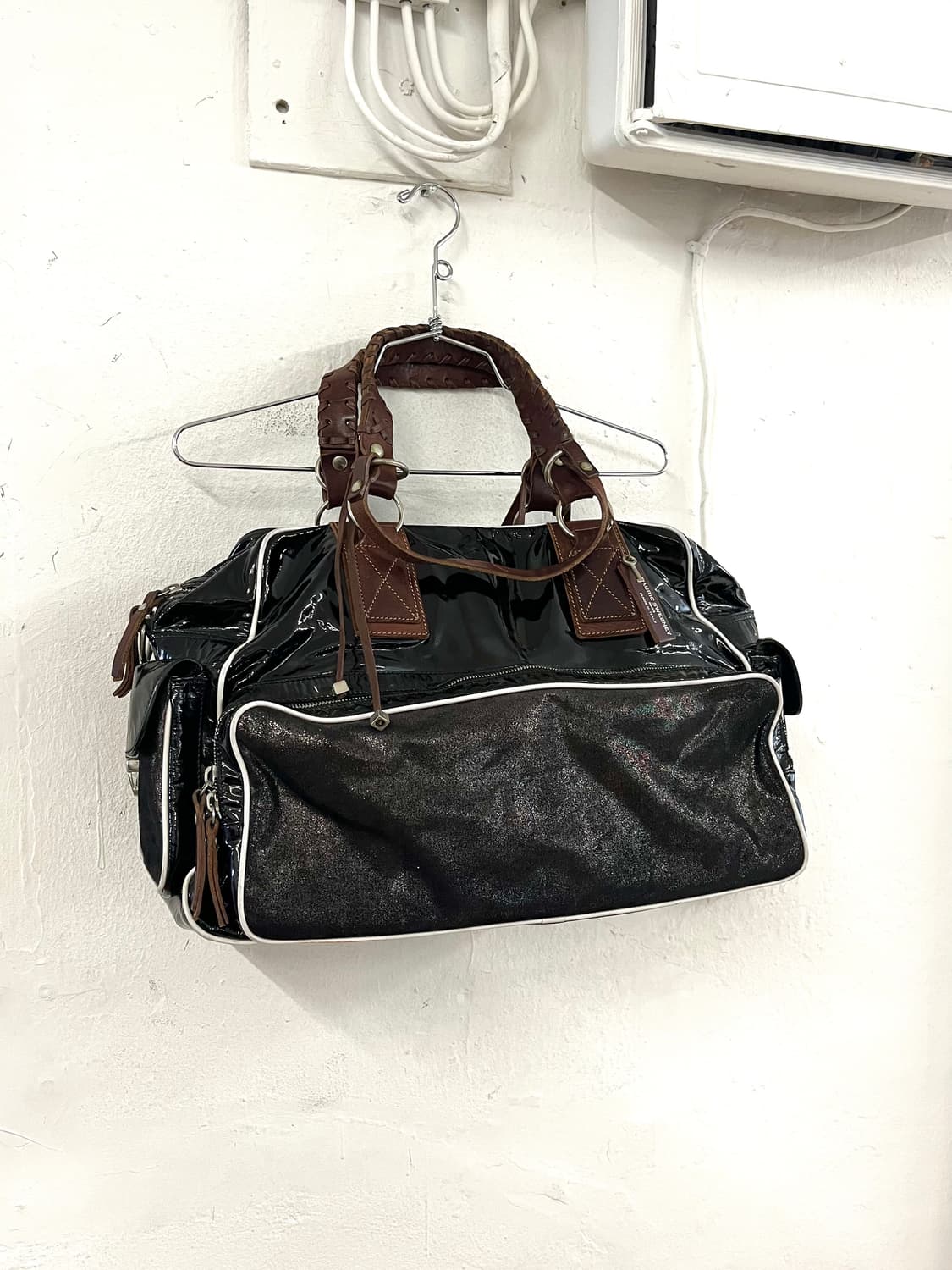 PAURIC SWEENEY 포릭 스위니 페이던트 레더 숄더백 상품이미지1