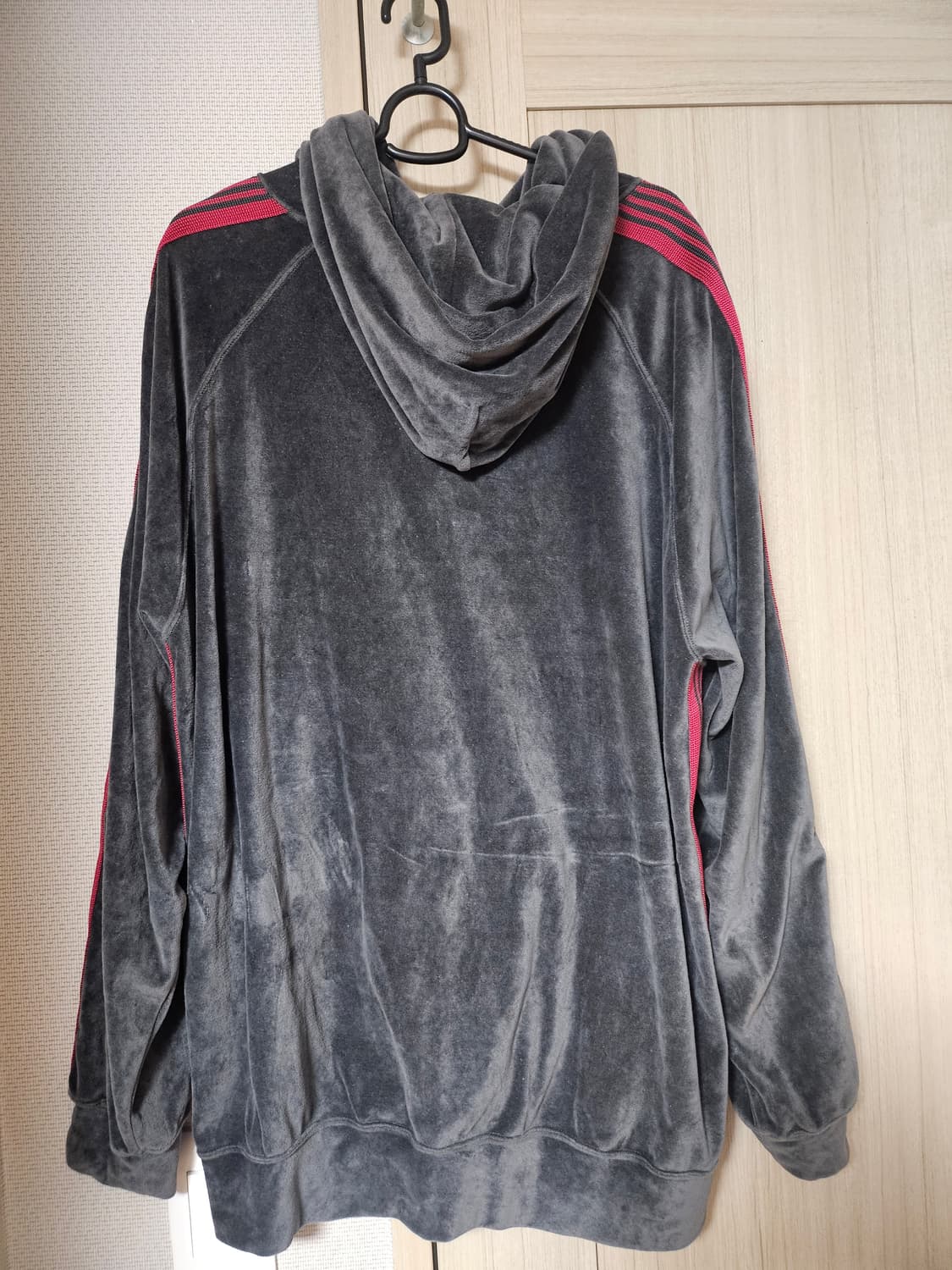 니들스 벨루어 후드티 차콜 상품이미지2