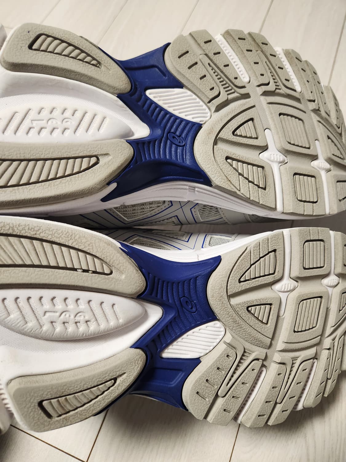 아식스 젤 조그 MC 그레이 사이즈275

여러 중고사이트에도 같이 판매 상품이미지8