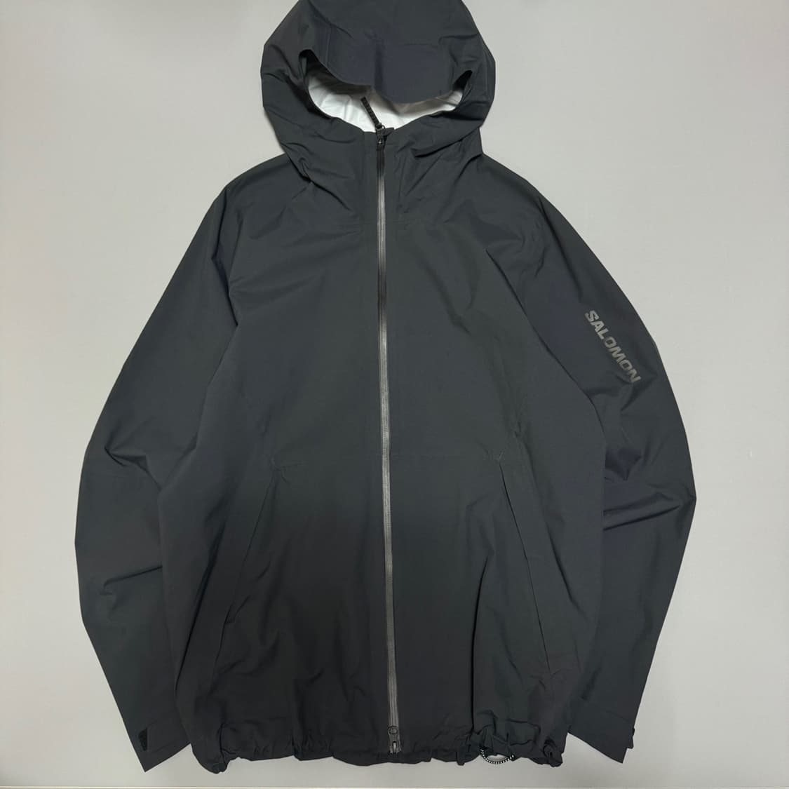 살로몬 블랙 전면로고 나일론 아웃패스 2.5L 워터프루프 윈드브레이커 상품이미지8