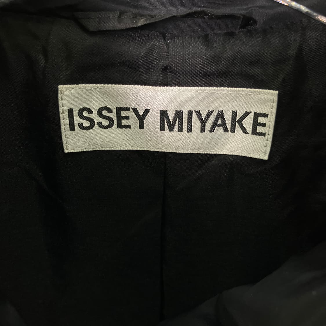 06FW 이세이미야케 블랙 나일론 더블 브레스티드 코트  상품이미지3