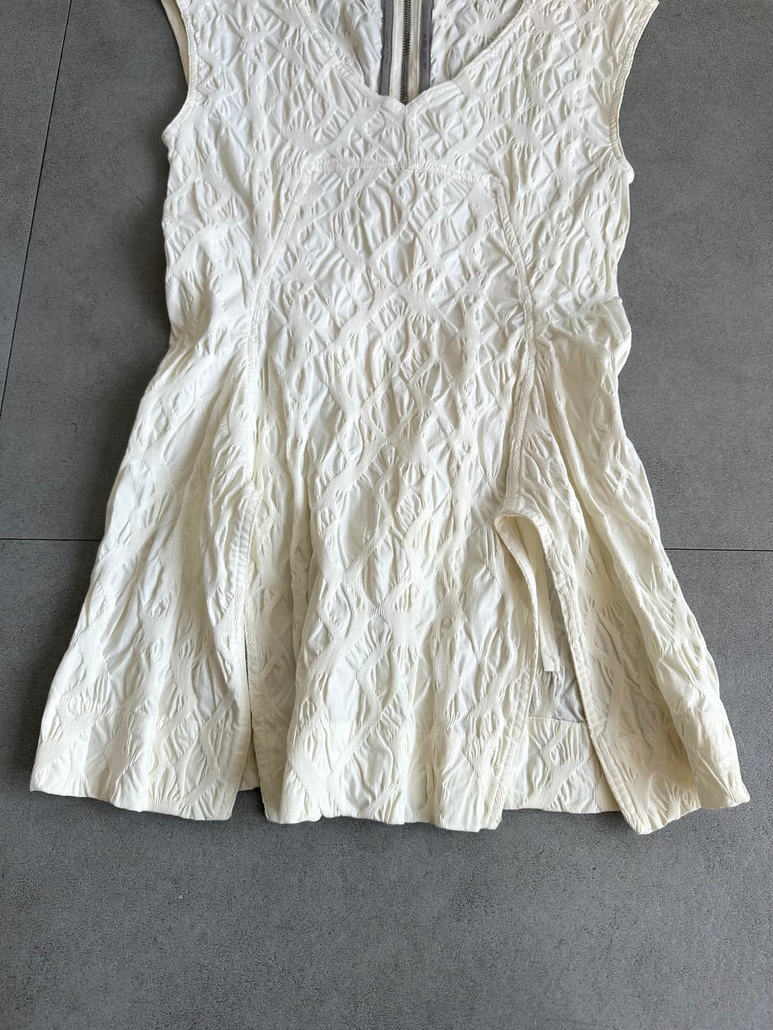 릭오웬스 밀크 크링클 백지퍼 슬리브리스 탑 상품이미지3