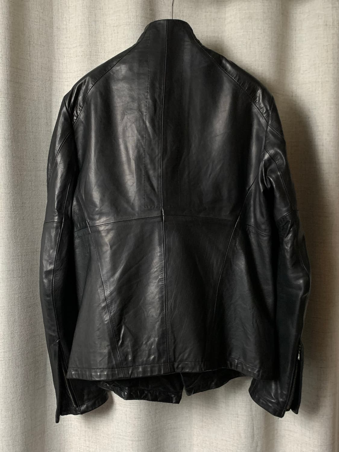 Julius 16fw 슬래쉬 하이넥 레더자켓 상품이미지3