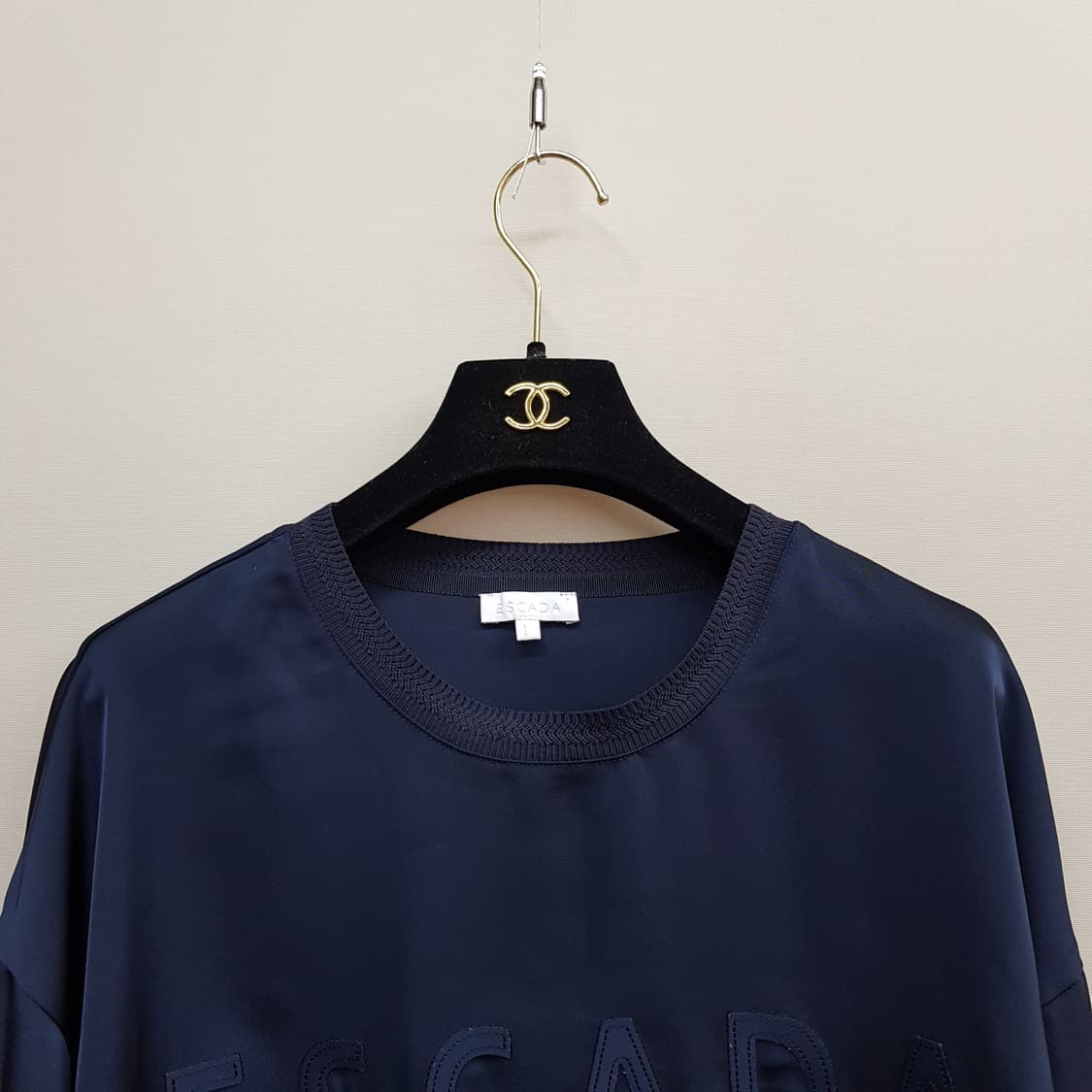 에스까다 2024 화이트 라벨 로고 맨투맨 L사이즈 상품이미지2