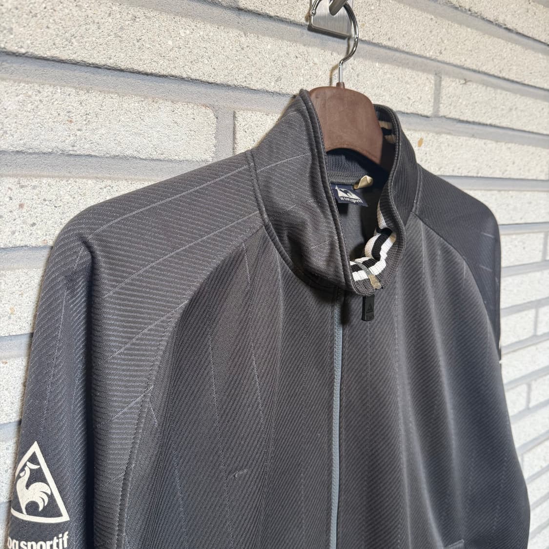 르꼬끄 숄더 로고 밴딩 스트라이프 트랙탑 져지 자켓 차콜 컬러 상품이미지3