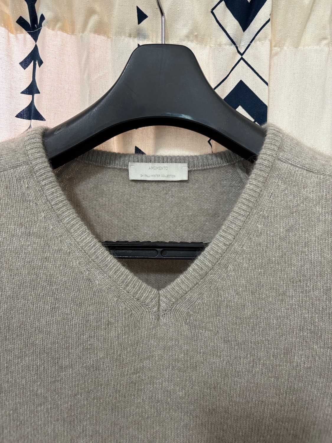 아모멘토 / 라쿤 브이넥 스웨터 상품이미지4