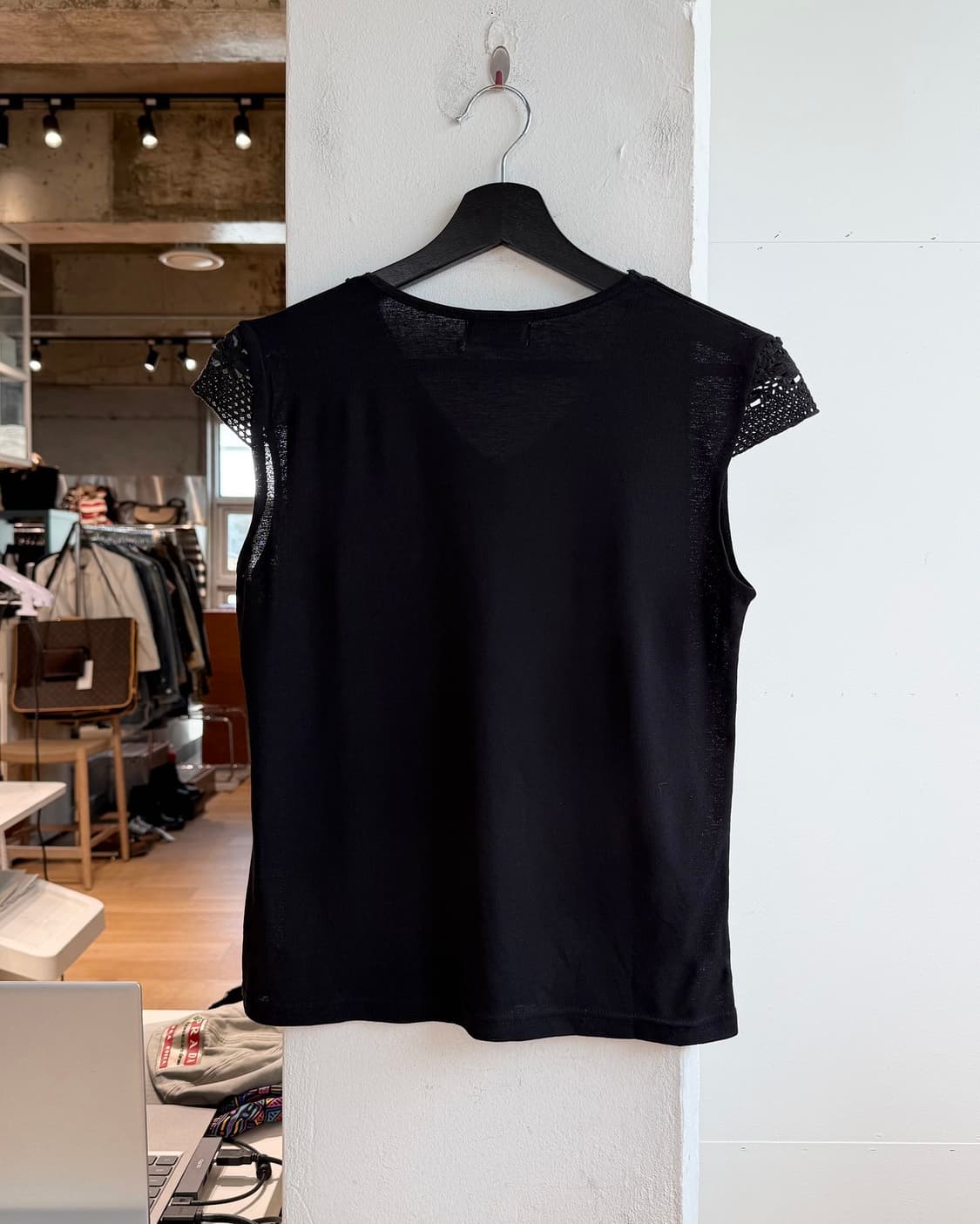 펜디 블랙 로고자수 브이넥 슬리브리스  상품이미지7