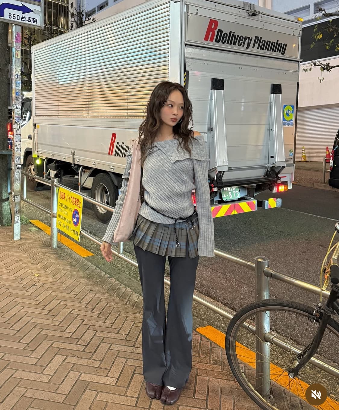 Polysooem eyelet suede shoulder bag pink 상품이미지5