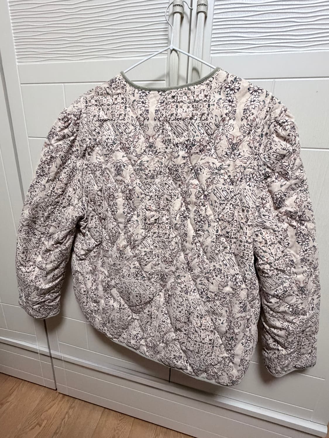 [거의 새제품] 써스데이아일랜드 반다나 패턴 경량 다운 상품이미지4