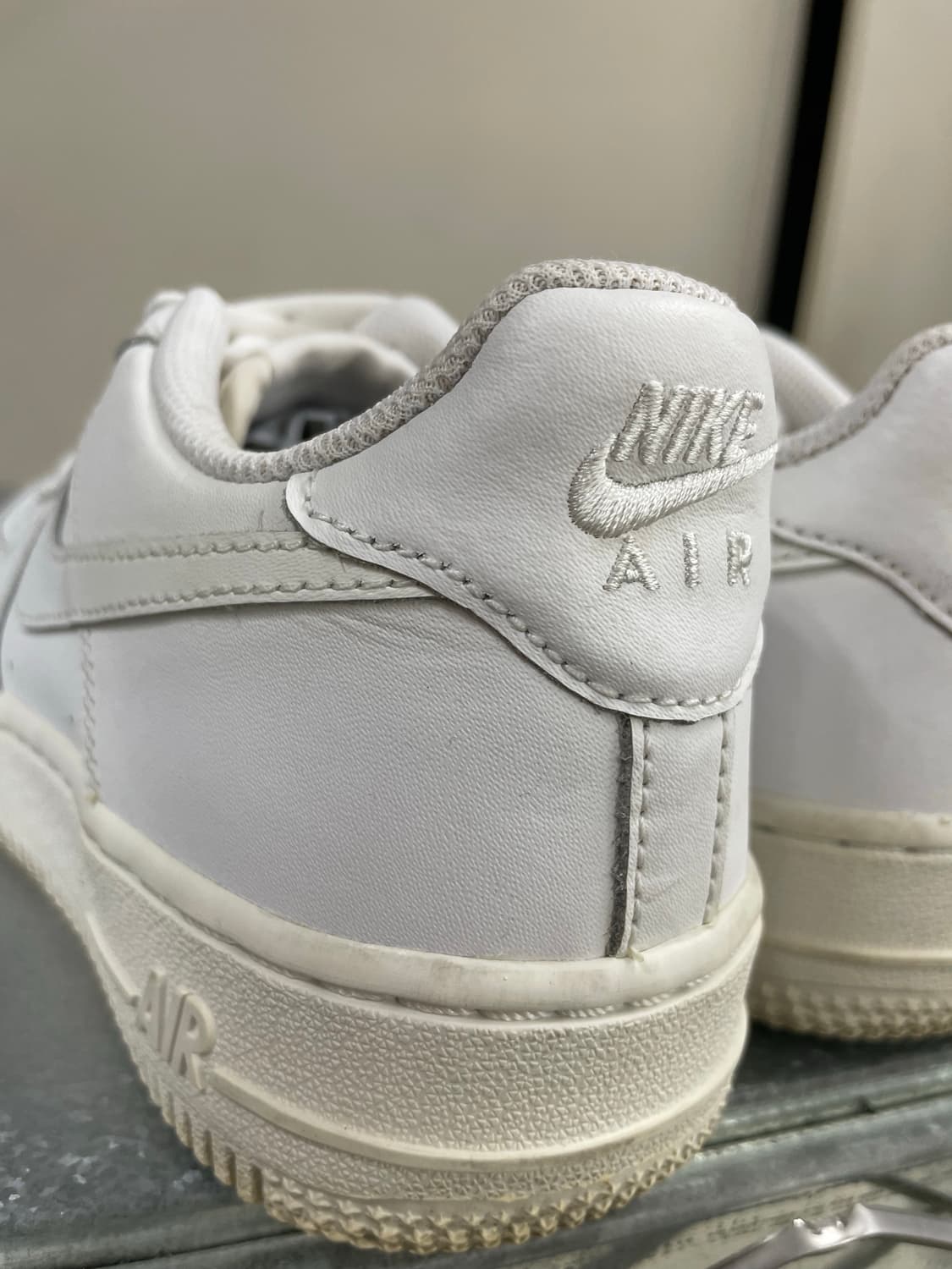나이키 에어포스1 트리플 화이트 225 상품이미지9