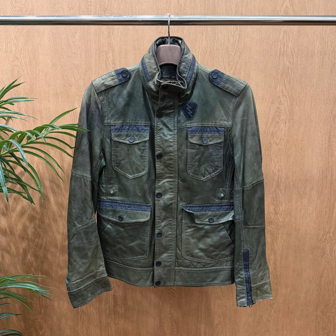 디젤 밀리터리 레더 필드 자켓 배색 에폭 장식 로고 패치 디테일 카키 상품이미지1