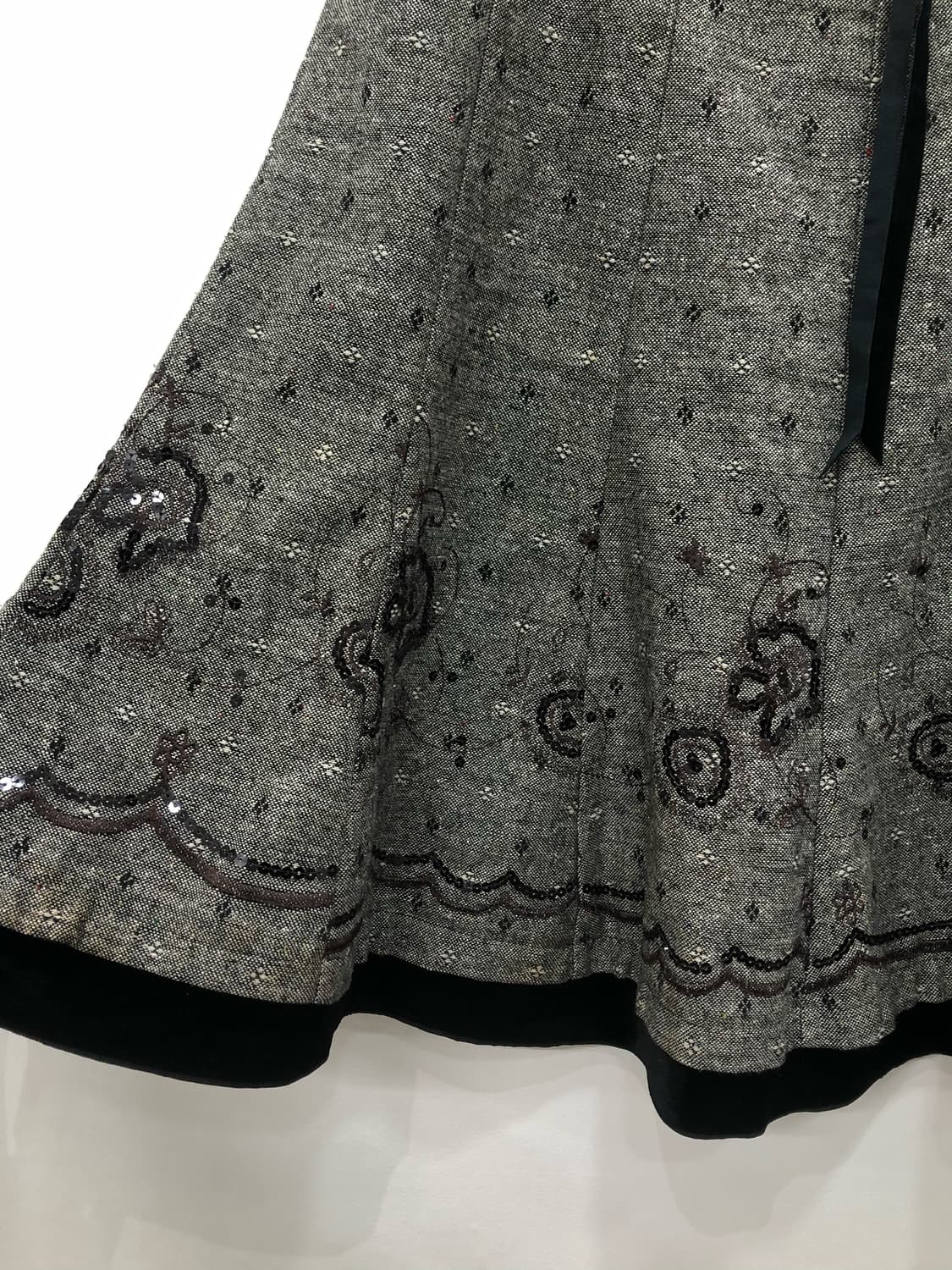 charcoal sequin floral pattern 미디스커트 상품이미지3