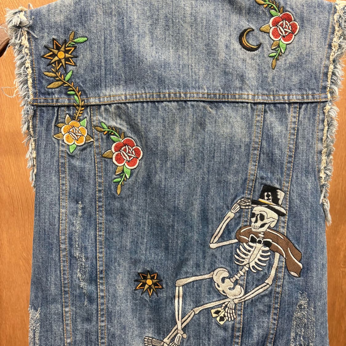 쟈딕 앤 볼테르 데님 베스트 스컬 플라워 자수 가죽 패치 디테일 중청 상품이미지7