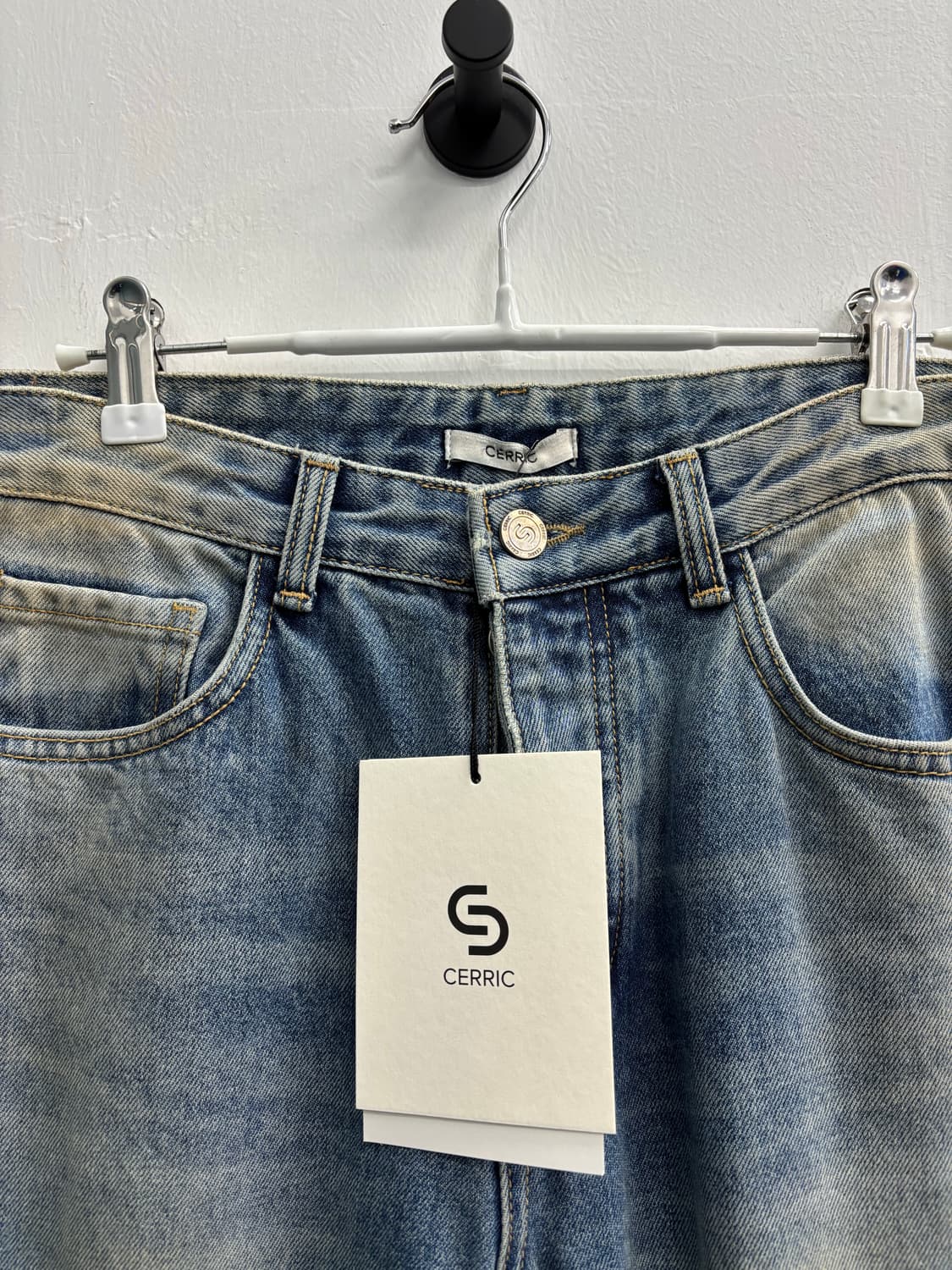 [새상품] CERRIC(세릭) 백 포켓 로고 자수 와이드 데님 팬츠 상품이미지2