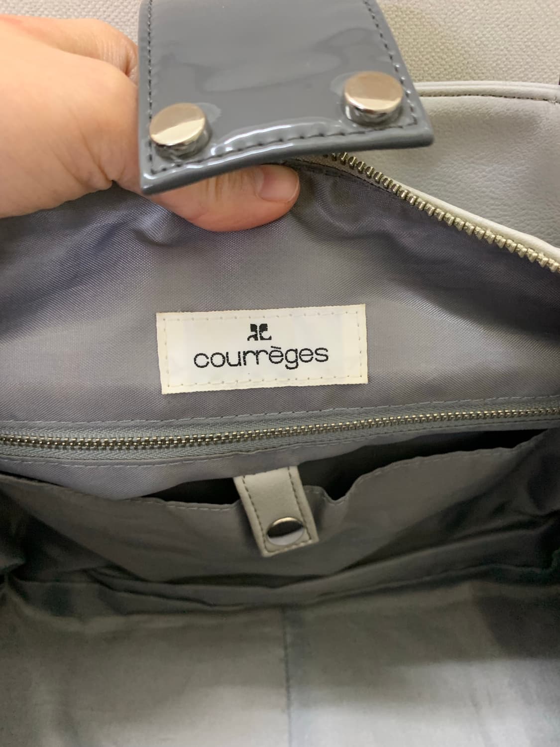 꾸레쥬 그레이 레더 토트백 상품이미지3