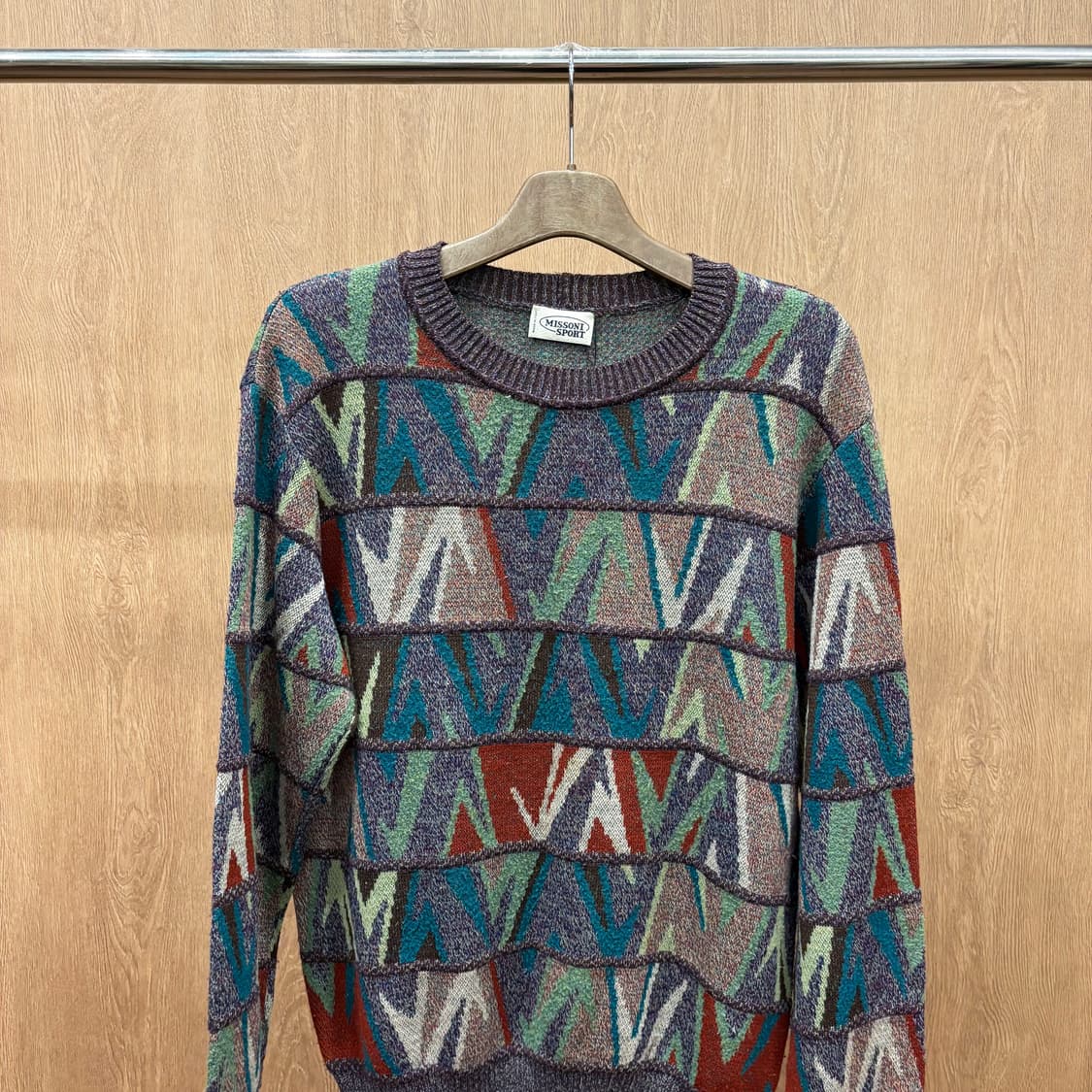 미쏘니 스포츠 니트 V자형 패턴 리브 마감 기하학 디테일 카키 상품이미지4