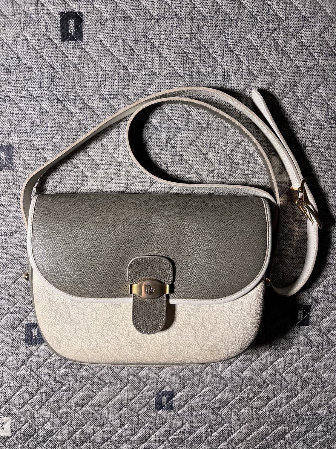 디올 허니콤 크로스백 상품이미지1