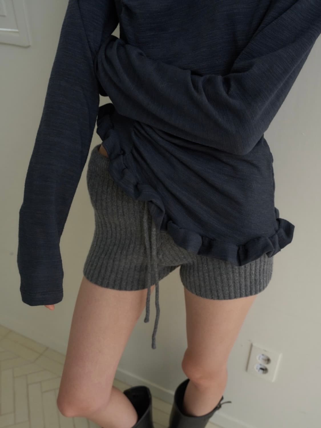 아우어솔티 셔링 프릴 티셔츠 (차콜) 상품이미지2