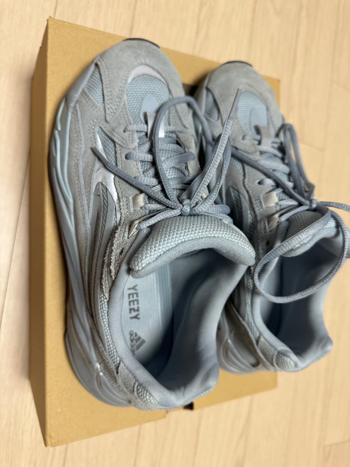 아디다스 이지부스트 700 v2 호스피탈 블루 팝니다 상품이미지1