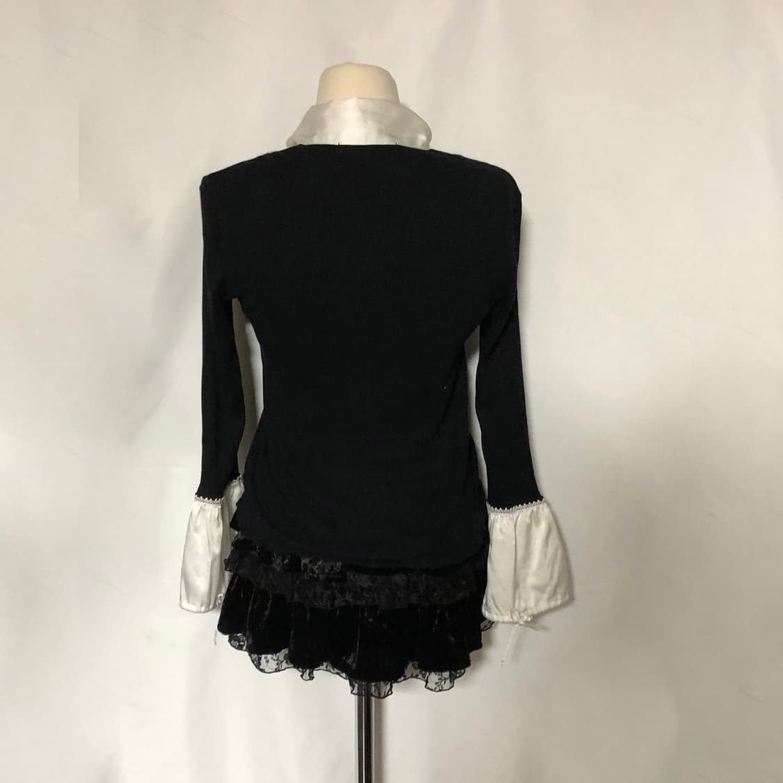 리본 커프스 탑 블랙 상품이미지5