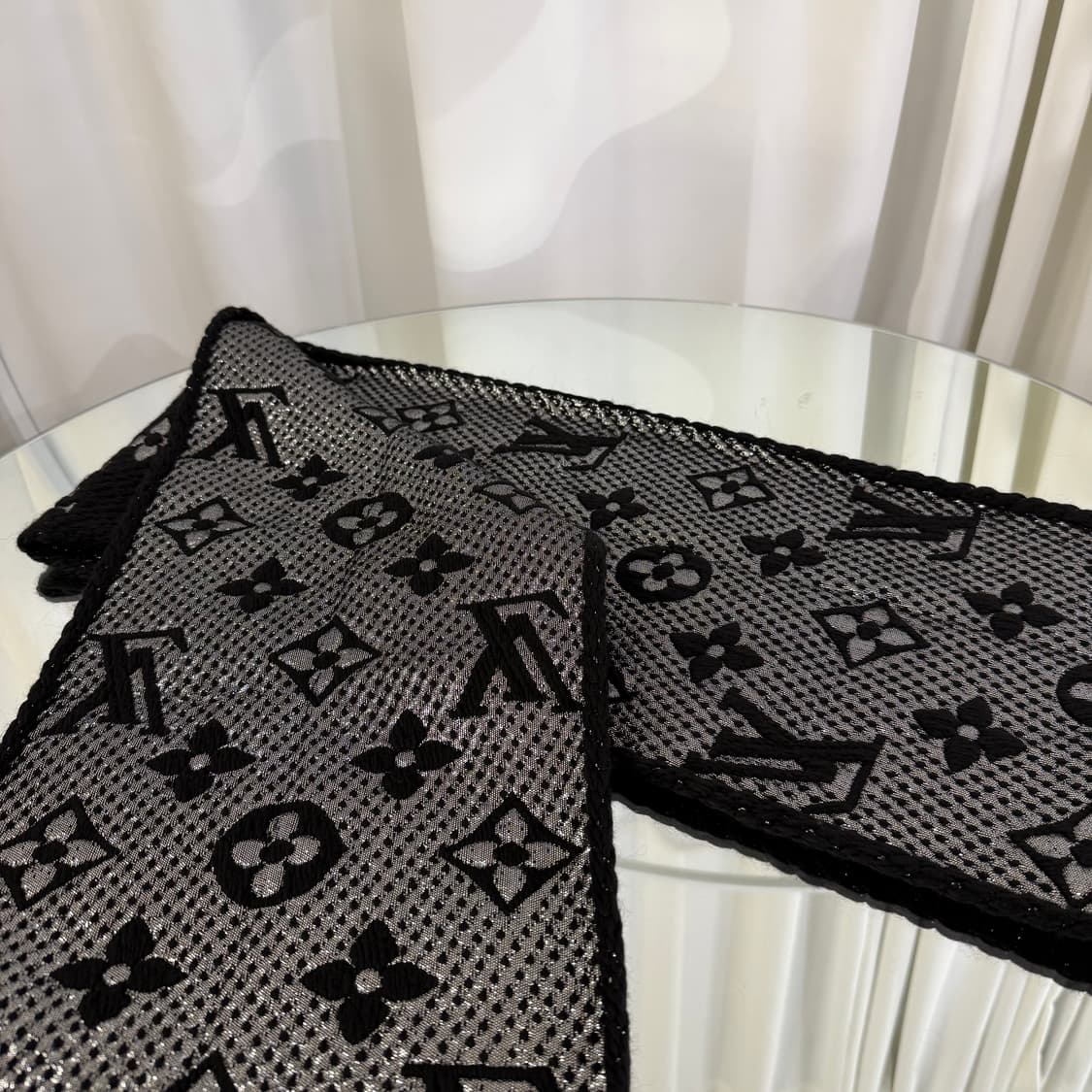 루이비통 로고마니아 샤인 모노그램 머플러 상품이미지4