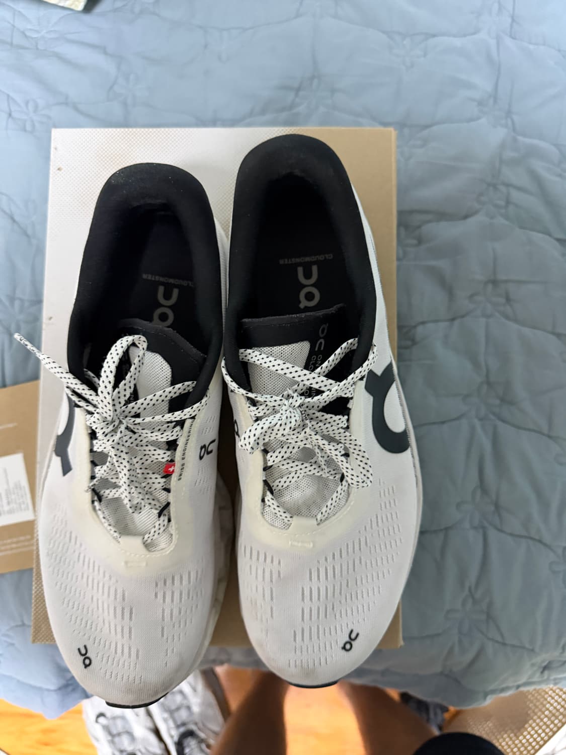 온러닝 클라우드몬스터2 270사이즈 판매(상태좋음) 상품이미지2