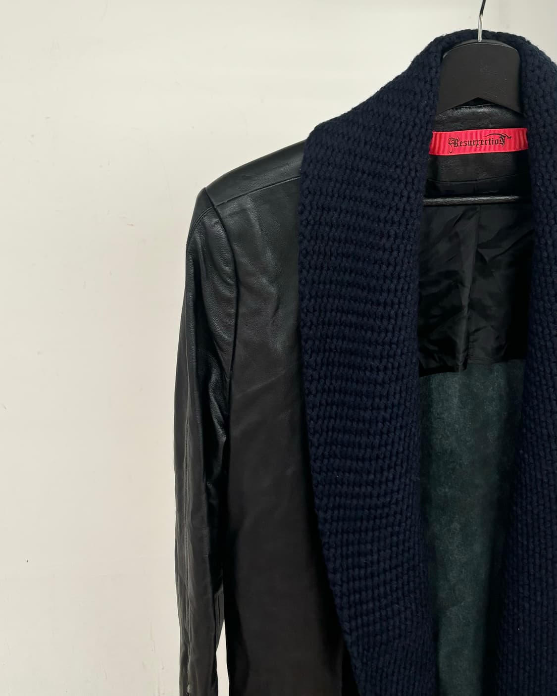 레저렉션 블랙 니트 숄 칼라 레더 롱코트 상품이미지3